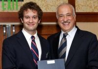 Ryan Goldstein receiving the Weiss Tech House Innovation Award from Eduardo Glandt, Dean of Penn's Engineering School